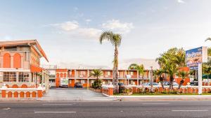 长滩水上冒险乐园旅馆的一条拥有棕榈树和建筑的城市街道