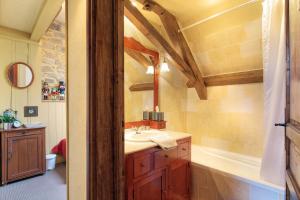VergheasLe Cuisinier en Combraille的浴室配有盥洗盆和浴缸。
