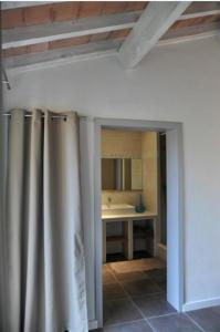 蒙塔尼亚克罗里维特旅馆的浴室配有淋浴帘和盥洗盆。