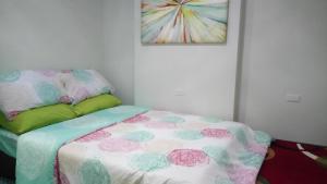 宿务Mivesa Garden Residences的一张床上的床上,上面有毯子