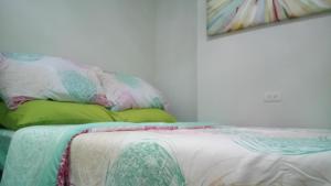 宿务Mivesa Garden Residences的一张床上有色彩缤纷的枕头