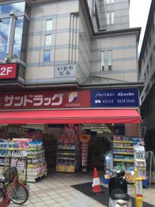 旅舍内部或周边的超市或其他商店