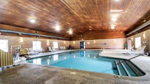 阿尔图纳东德梅因阿尔图纳6号汽车旅馆的一座带木制天花板的建筑中的游泳池