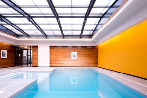 兰斯贝斯特韦斯特普瑞米尔派克斯酒店 的一个带天花板和游泳池的室内游泳池