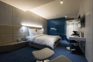 格罗夫设计酒店客房内的一张或多张床位
