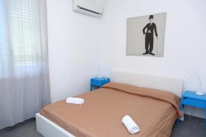 切法卢casa verdemare的一间卧室配有一张床,上面有两条毛巾
