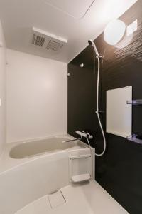 东京AOCA Kaminoge 501的浴室配有盥洗盆和浴缸。