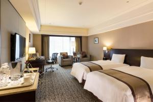 台北馥都饭店的酒店客房设有两张床和电视。