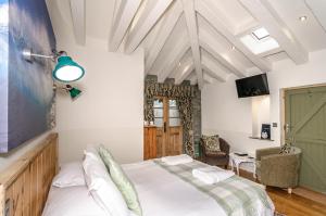 圣奥斯特尔布拉德雷旅舍的一间卧室设有一张床和一个绿门