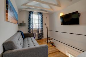 普罗温斯敦Provincetown Perfection的带沙发和平面电视的客厅