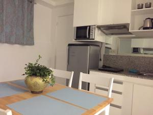LocsinAlta Residences的带桌椅的厨房以及带桌子和桌子的厨房。
