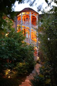 索略瑞莱斯伯纳德洛伊瑟酒店的花园中一座带窗户的建筑