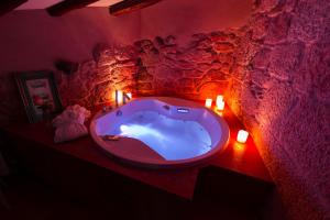 佩尼亚尔瓦欧雷曼苏多思帕托斯酒店的蜡烛间内的红色浴缸