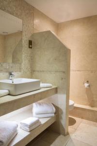 莫纳汉四季酒店及休闲俱乐部的一间带水槽和卫生间的浴室