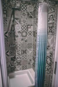 杜布罗夫尼克Anchi Guesthouse的浴室配有带浴缸和淋浴帘的淋浴