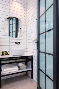 波托什Cozy Suites的一间带水槽和镜子的浴室