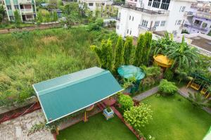 拜拉哈瓦Galaxy Guest House的享有带绿色屋顶的庭院的空中景致