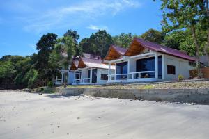沙璜普劳韦天堂度假屋的海滩上树木背景的房子