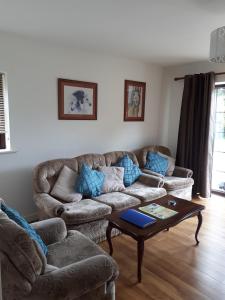 基拉尼Inisfail的客厅配有两张沙发和一张咖啡桌