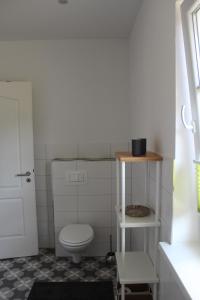 普鲁滕Ferienhaus Lilli的一间位于客房内的白色卫生间的浴室