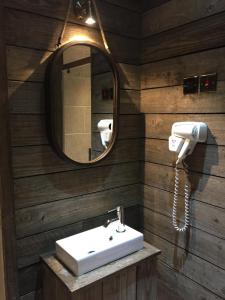 沃里克提尔提得维格客栈的一间带水槽和镜子的浴室