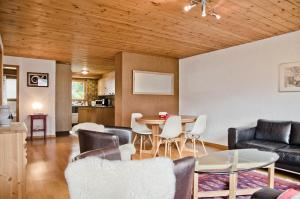 格尔兹维尔Apartment Aare 3.5 by GriwaRent AG的客厅配有沙发和桌子
