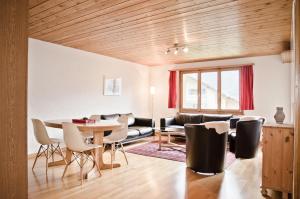格尔兹维尔Apartment Aare 3.5 by GriwaRent AG的客厅配有桌椅和沙发