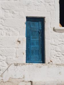 奥斯图尼White Dream的建筑物一侧的蓝色门