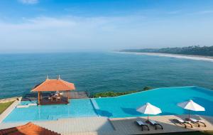 本托塔Jetwing Saman Villas的享有毗邻大海的游泳池的顶部景致