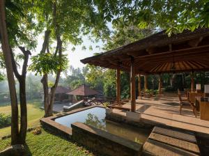 本托塔Jetwing Saman Villas的一个带游泳池和凉亭的度假村