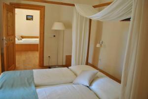 GradGrad Goričko的卧室配有一张带镜子的白色床