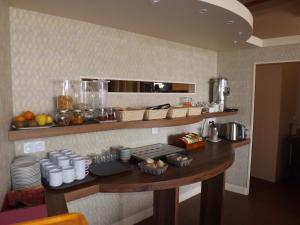穆兰Hotel Restaurant Le Parc的厨房配有带食物的柜台
