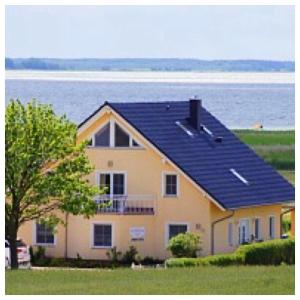 于克里茨Ferienhaus Am Achterwasser的屋顶上有一个太阳能屋顶的房子