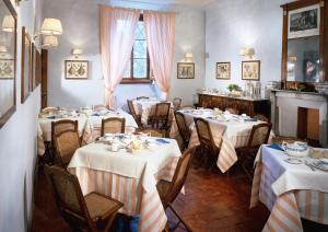 瓦尔的圣卡西亚诺伊尔波加尔迪莫拉斯托瑞卡别墅的用餐室配有带白色桌布的桌子