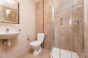 克拉科夫白家旅舍的浴室配有卫生间、淋浴和盥洗盆。