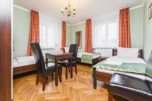 克拉科夫白家旅舍的一间带桌椅的房间和一间用餐室
