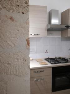 马丁纳弗兰卡Casa Retrò的厨房配有炉灶和台面