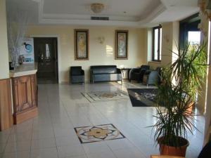 克罗托内Hotel San Giorgio的一间客厅,客厅配有沙发和椅子