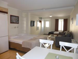 维斯比维斯比内城公寓及客房的酒店客房设有床和客厅。