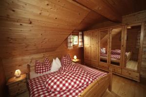 霍赫林德Almhaus Pleschinhof的小木屋内一间卧室,配有两张床