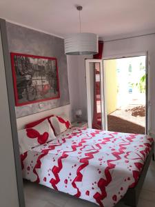 阿德耶Bonito apartamento Complejo Orlando的一间卧室,配有一张红色的床