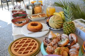圣维托罗卡波Rais的餐桌上摆放着许多不同类型的早餐食品