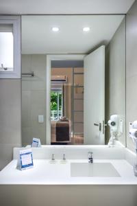 里约热内卢伊帕内玛殷乔伊公寓式酒店的一间带水槽和大镜子的浴室