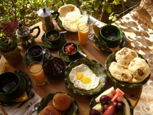 扎古拉撒哈拉扎戈拉马别墅酒店的一张餐桌,里面装满了早餐食品和橙汁