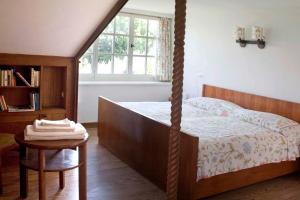 圣费利切德尔贝纳科Punta Del Corno Agriturismo的一间卧室配有一张床、一张桌子和一个窗户。