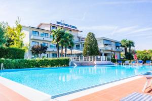 西尔米奥奈波尔图阿祖罗酒店的酒店前方的大型游泳池