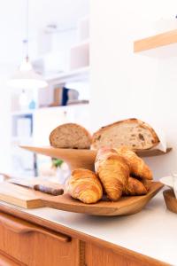 圣艾夫斯特雷弗斯港口宾馆的柜台上放着一盘羊角面包和面包