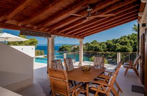 苏曼婷Villa Nova Brac的海景庭院设有一张木桌和椅子。