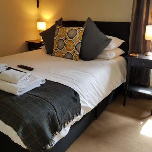 赖厄德皇冠宾馆的床上有枕头,有毯子