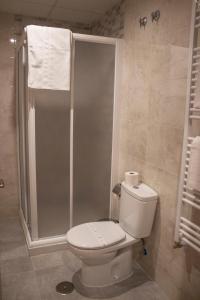巴雷罗斯O Vendaval Hostal Restaurante的一间带卫生间和淋浴的浴室